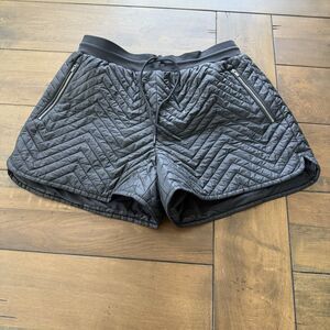 Athleta Womens Solstice Quilted Ski Shorts Size 10 Black NWOT Vacation Travel
